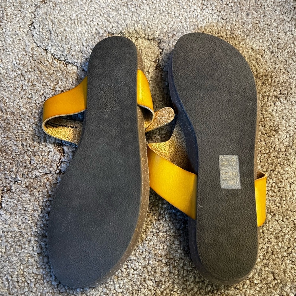 Blowfish Malibu Women's Yellow Toe-Loop Sandals - Picture 4 of 4